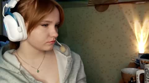 Snapshot of queenmangiamele chatting on 03-19-26, 06:06 Bella online show from 03-19-26, 06:06