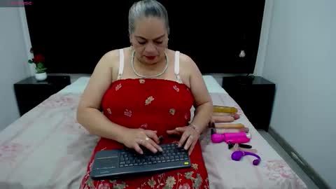 Snapshot of queenmature chatting on 09-26-25, 08:46 VickyBoobss online show from 09-26-25, 08:46