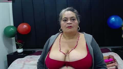 Snapshot of queenmature chatting on 10-21-25, 08:09 VickyBoobss online show from 10-21-25, 08:09