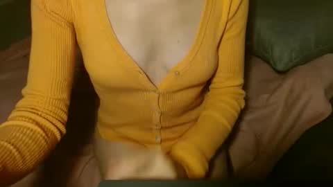 Snapshot of queenoftenderness chatting on 11-24-25, 05:45 queenoftenderness online show from 11-24-25, 05:45