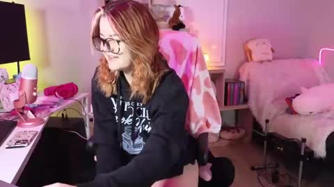 Snapshot of quervoqueen1 chatting on 01-17-25, 02:39 Bri online show from 01-17-25, 02:39