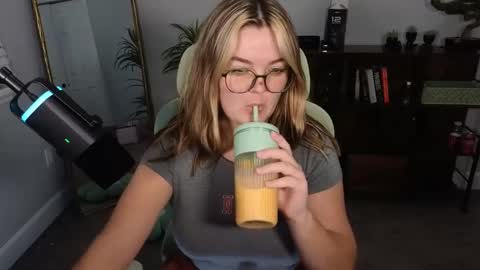 Snapshot of quervoqueen1 chatting on 10-04-25, 02:42 Bri online show from 10-04-25, 02:42