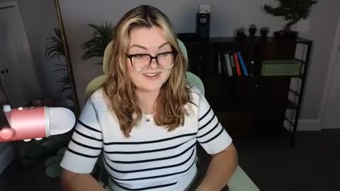 Snapshot of quervoqueen1 chatting on 10-10-25, 01:48 Bri online show from 10-10-25, 01:48