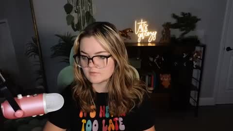 Snapshot of quervoqueen1 chatting on 10-14-25, 01:50 Bri online show from 10-14-25, 01:50