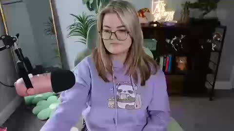 Snapshot of quervoqueen1 chatting on 10-18-25, 04:41 Bri online show from 10-18-25, 04:41