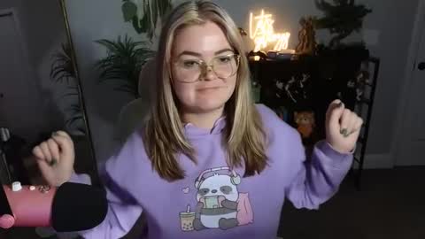 Snapshot of quervoqueen1 chatting on 10-20-25, 01:06 Bri online show from 10-20-25, 01:06