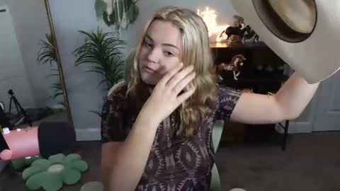 Snapshot of quervoqueen1 chatting on 10-28-25, 01:53 Bri online show from 10-28-25, 01:53