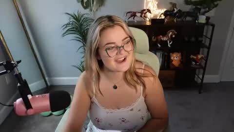 Snapshot of quervoqueen1 chatting on 11-11-25, 05:13 Bri online show from 11-11-25, 05:13