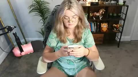 Snapshot of quervoqueen1 chatting on 11-19-25, 12:32 Bri online show from 11-19-25, 12:32