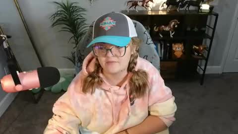 Snapshot of quervoqueen1 chatting on 11-25-25, 12:43 Bri online show from 11-25-25, 12:43