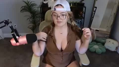 Snapshot of quervoqueen1 chatting on 11-30-25, 02:37 Bri online show from 11-30-25, 02:37