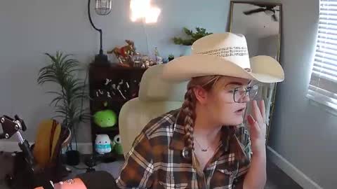 Snapshot of quervoqueen1 chatting on 12-15-25, 06:23 Bri online show from 12-15-25, 06:23