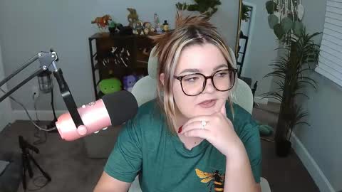 Snapshot of quervoqueen1 chatting on 05-21-26, 02:07 Bri online show from 05-21-26, 02:07