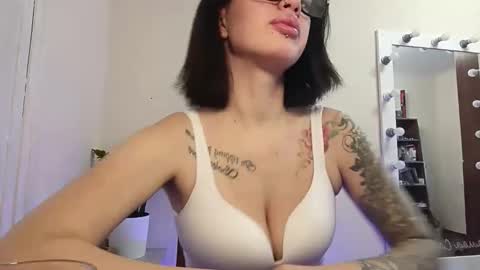 Snapshot of quiet_smile chatting on 12-15-25, 10:19 quiet_smile online show from 12-15-25, 10:19