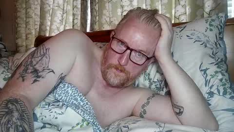 Snapshot of r_o_h_a_n chatting on 10-21-25, 12:39 r_o_h_a_n online show from 10-21-25, 12:39