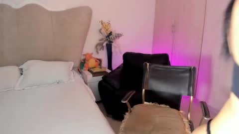 natalia  -  online show from 10-21-25, 03:40