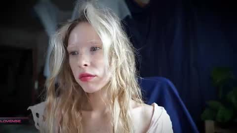 Snapshot of radiant_ada chatting on 09-16-25, 09:21 ada online show from 09-16-25, 09:21