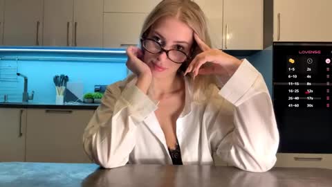 Mila online show from 04-15-26, 03:52