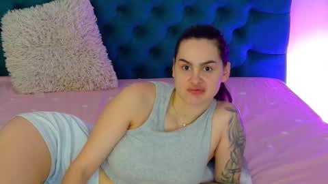 Snapshot of raeeamber_ chatting on 01-14-26, 08:09 sweet peach online show from 01-14-26, 08:09