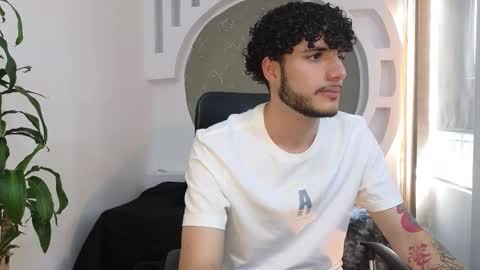 Snapshot of rafael_mendez chatting on 10-19-25, 08:20 R A F A E L online show from 10-19-25, 08:20