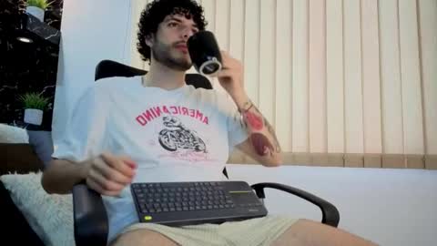 Snapshot of rafael_mendez chatting on 12-15-25, 09:30 R A F A E L online show from 12-15-25, 09:30