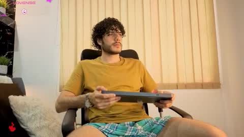 Snapshot of rafael_mendez chatting on 12-17-25, 10:05 R A F A E L online show from 12-17-25, 10:05