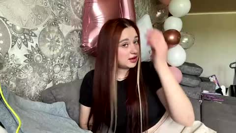 Snapshot of raisaklee chatting on 05-22-26, 04:52 Cherry online show from 05-22-26, 04:52