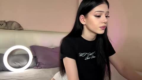 Snapshot of randiburt chatting on 10-26-25, 03:40 Luna online show from 10-26-25, 03:40