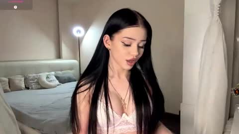 Snapshot of randiburt chatting on 01-13-26, 04:23 Luna online show from 01-13-26, 04:23