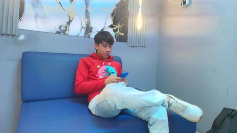 raphael_nyon1 online show from 03-25-26, 04:40