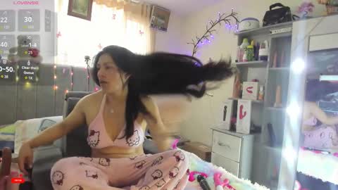 Snapshot of rapunzell__ chatting on 11-17-25, 01:17 Rapunzell online show from 11-17-25, 01:17