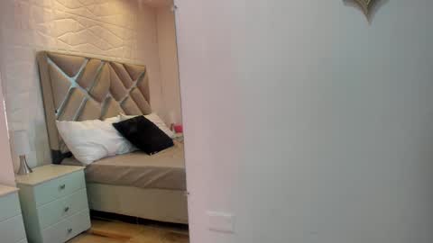 Raquel Moore  online show from 01-22-25, 08:29