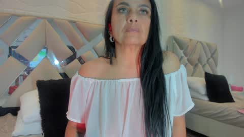 Raquel Moore  online show from 01-23-25, 10:01