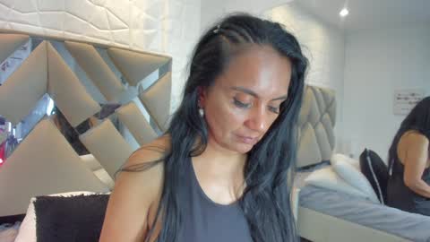 Raquel Moore  online show from 01-27-25, 10:49