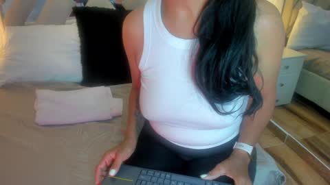 Raquel Moore  online show from 02-02-25, 05:04