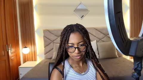 Snapshot of raqueljones_ chatting on 05-19-26, 12:33 Raquel online show from 05-19-26, 12:33