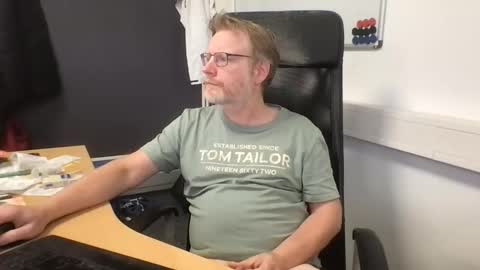 Raunchy me online show from 11-28-25, 01:36