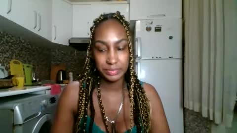 Snapshot of ravenbby chatting on 05-15-26, 06:15 ravenbby online show from 05-15-26, 06:15