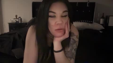 Snapshot of ravenrayyy chatting on 02-15-26, 08:35 Raven Ray online show from 02-15-26, 08:35