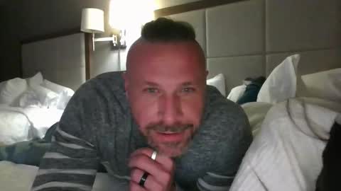 Snapshot of ravingoodtime chatting on 12-14-25, 07:03 ravingoodtime online show from 12-14-25, 07:03