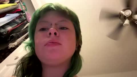 Snapshot of ravyn_xoxo chatting on 12-27-24, 06:03 Ravynn 3 online show from 12-27-24, 06:03