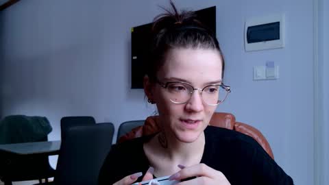 Snapshot of ray_lol chatting on 12-14-25, 01:22 Ray-Ray online show from 12-14-25, 01:22