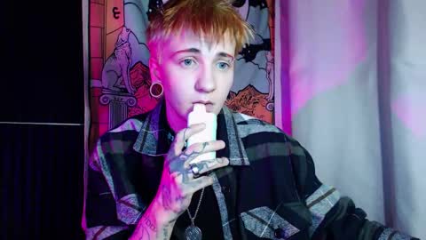 Snapshot of ray_taylorr chatting on 03-13-26, 03:29 Ray online show from 03-13-26, 03:29