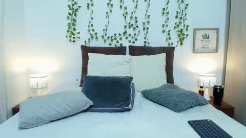 Snapshot of ray_weed chatting on 10-17-25, 11:18 Ray online show from 10-17-25, 11:18