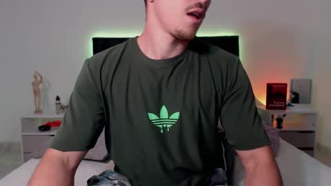 Snapshot of ray_weed chatting on 11-01-25, 10:01 Ray online show from 11-01-25, 10:01