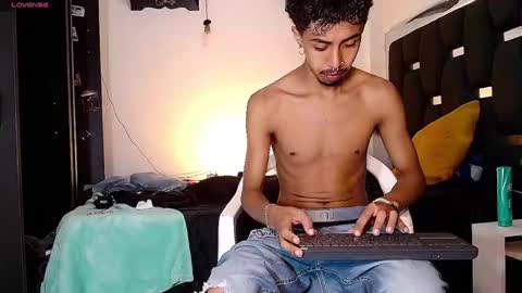 Snapshot of raydevil_ chatting on 12-21-24, 09:36 Rayn online show from 12-21-24, 09:36