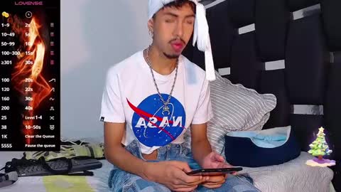 Snapshot of raydevil_ chatting on 01-04-25, 04:33 Rayn online show from 01-04-25, 04:33