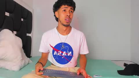 Snapshot of raydevil_ chatting on 10-21-25, 08:48 Rayn online show from 10-21-25, 08:48