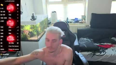 Snapshot of rayzel31 chatting on 04-28-26, 02:33 Rayzel online show from 04-28-26, 02:33