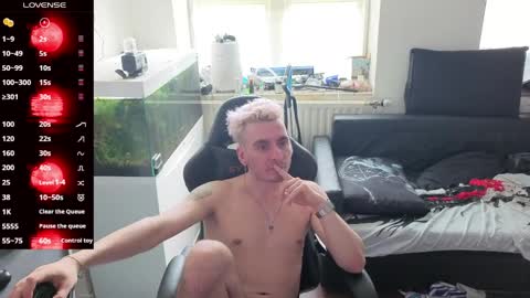 Snapshot of rayzel31 chatting on 05-15-26, 08:32 Rayzel online show from 05-15-26, 08:32
